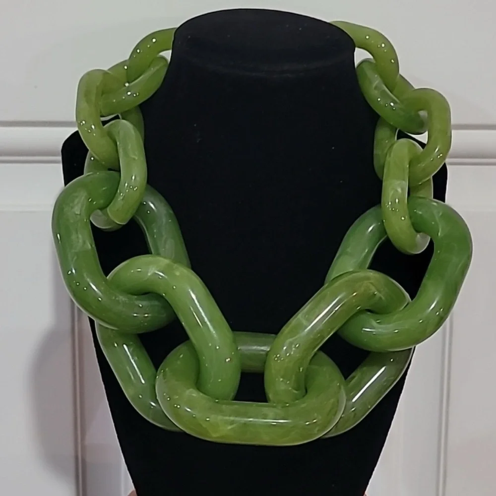 NWT ⚜️💚⚜️ Piper K Stunning Green Resin Chunky  Statement Necklace - Picture 9 of 16